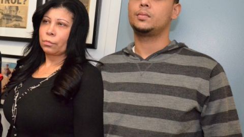 Ana Cuevas, madre de Reynaldo, junto a su otro hijo Joel Cuevas.
