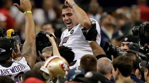 Joe Flacco cargado en hombros por su brillante actuación como Mariscal de Campo de los Ravens.