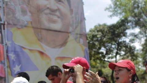Un grupo de seguidores del presidente de Venezuela Hugo Chávez grita consignas  en las inmediaciones del Hospital MIlitar.