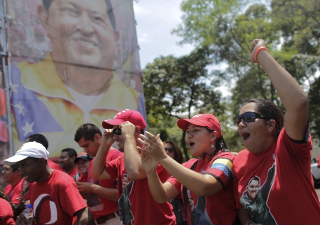 Un grupo de seguidores del presidente de Venezuela Hugo Chávez grita consignas  en las inmediaciones del Hospital MIlitar.