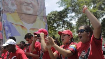 Un grupo de seguidores del presidente de Venezuela Hugo Chávez grita consignas  en las inmediaciones del Hospital MIlitar.