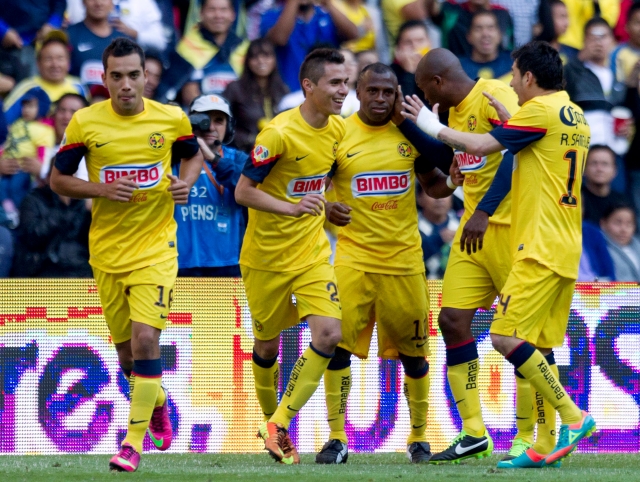 Christian Benítez (11) es felicitado por sus compañeros de equipo en el cotejo que el América goleó 3-0 a Cruz Azul.
