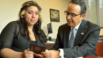 Adriana Pérez fue la primera 'soñadora' en recibir un pasaporte de emergencia para que pudiera solicitar la acción diferida.