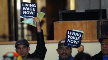 Empleados de Nueva York han estado reclamando el aumento en su salario para hacer frente al alza imparable en el costo de la vida.