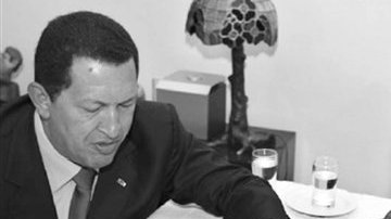 Esta foto fue divulgada por el diario Juventud Rebelde y muestra al presidente Fidel Castro (d) y a Hugo Chávez (i) durante una reunión en La Havana, Cuba, en septiembre 2006.