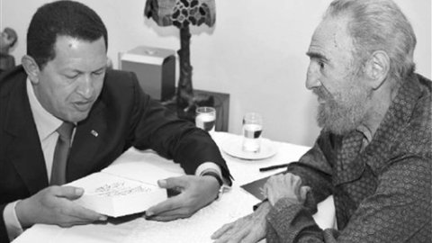 Esta foto fue divulgada por el diario Juventud Rebelde y muestra al presidente Fidel Castro (d) y a Hugo Chávez (i) durante una reunión en La Havana, Cuba, en septiembre 2006.