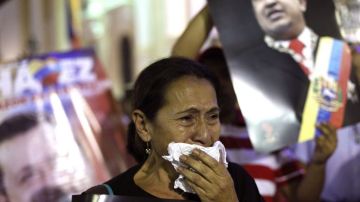 Tras la muerte de Hugo Chávez, el gobierno venezolano declaró siete días de luto nacional. En las calles la gente llora, reza o arma fiesta.