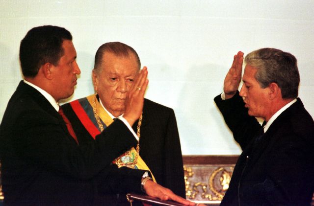 Hugo Chávez juramenta como presidente por primera vez en 1999, y toma el poder de manos de Rafael Caldera (centro), quien le dio un indulto presidencial.