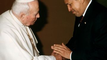 Hugo Chávez con el Papa Juan Pablo II en el 2001.