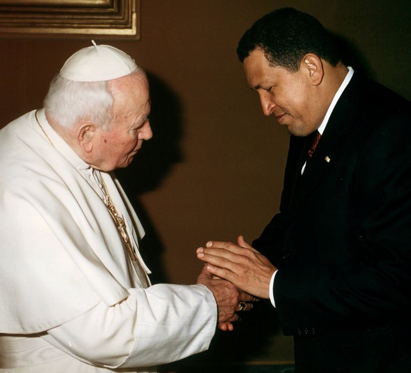 Hugo Chávez con el Papa Juan Pablo II en el 2001.