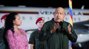 El presidente venezolano Hugo Chávez en un discurso junto a una de sus hijas.