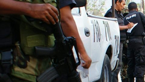Tres personas llegaron a la zona del crimen en una camioneta, un sitio identificado como punto de venta de drogas, tras amagarlos, les dispararon a cada uno en la cabeza.
