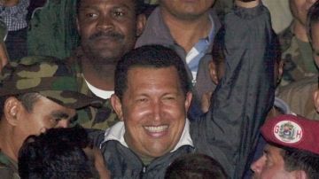 Hugo Chávez en una foto del 2002 rodeado de simpatizantes.