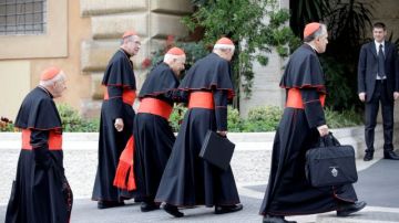 En el segundo día de visitas preparatorias, los cardenales pidieron información sobre el funcionamiento de la burocracia vaticana tras indicar que deseaban aclarar las denuncias de corrupción de la Santa Sede.