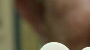 Cerca del 80% de los anuncios son para la venta de "hanko" (en la foto), un pequeño sello de madera utilizado ampliamente en Japón para firmar documentos oficiales.