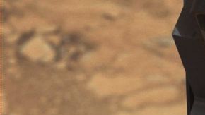 Fotografía facilitada por la NASA del robot explorador "Curiosity" y su primera muestra de roca pulverizada en Marte. Curiosity se prepara para reanudar sus experimentos científicos, posiblemente la semana próxima.