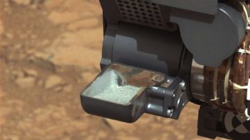 Fotografía facilitada por la NASA del robot explorador "Curiosity" y su primera muestra de roca pulverizada en Marte. Curiosity se prepara para reanudar sus experimentos científicos, posiblemente la semana próxima.