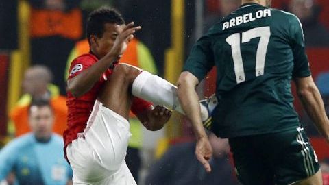 Fotografía que muestra la entrada cometida en el minuto 56 por el centrocampista portugués del Manchester United,  Luis Carlos Almeida "Nani" (izquierda), sobre Álvaro Arbeloa, acción que le costó la tarjeta roja directa.