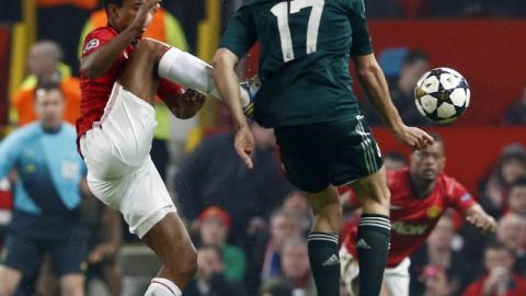 Fotografía que muestra la entrada cometida en el minuto 56 por el centrocampista portugués del Manchester United,  Luis Carlos Almeida "Nani" (izquierda), sobre Álvaro Arbeloa, acción que le costó la tarjeta roja directa.