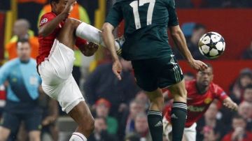 Fotografía que muestra la entrada cometida en el minuto 56 por el centrocampista portugués del Manchester United,  Luis Carlos Almeida "Nani" (izquierda), sobre Álvaro Arbeloa, acción que le costó la tarjeta roja directa.