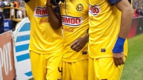Christian Benítez (centro) junto a Efraín Juárez (izq.) y Jesús Molina, de las Aguilas, en la Liga MX.