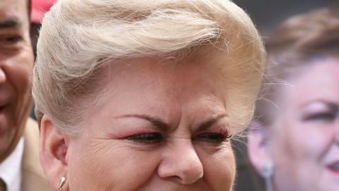 La cantante Paquita la del Barrio fue honrada hoy con una estrella en la Plaza México de Lynwood, California.