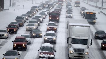 El tráfico congestionado avanzaba  lentamente ayer por una de las principales autopistas de Minneápolis,  Minnesota, donde las escuelas cerraron  al tiempo que las autoridades exhortaron a tener cautela en los caminos resbalosos por la nieve.