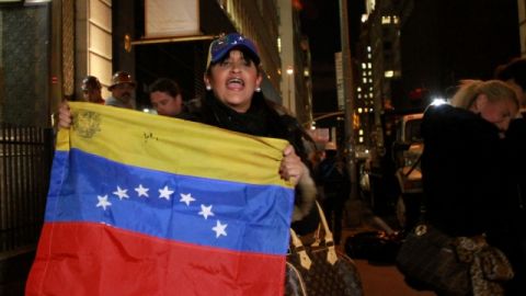 La venezolana Nacari Bracamonte  reacciona frente al consulado en NY.