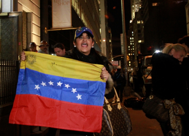 La venezolana Nacari Bracamonte  reacciona frente al consulado en NY.