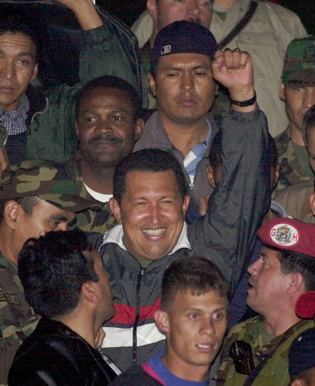 El presidente de Venezuela, Hugo Chávez, cuando saludaba a sus seguidores en el Palacio  de Miraflores. Ayer, el mandatario dejó de existir a las 4:25 p.m.