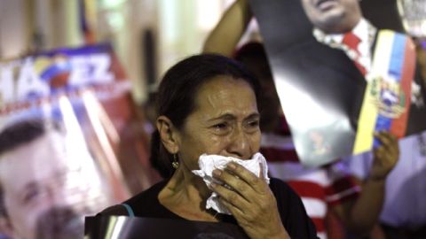 Centenares de chavistas se reúnen en la Plaza Bolívar de Caracas para lamentar la muerte del presidente venezolano, Hugo Chávez.