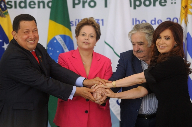 El presidente de Venezuela, Hugo Chávez (i), junto a sus homólogos de Brasil, Dilma Roussef (2 i), de Uruguay, José Mujica (2 d), y de Argenina, Cristina Fernández (d), durante la cumbre extraordinaria del Mercosur en Brasilia.
