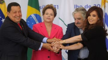 El presidente de Venezuela, Hugo Chávez (i), junto a sus homólogos de Brasil, Dilma Roussef (2 i), de Uruguay, José Mujica (2 d), y de Argenina, Cristina Fernández (d), durante la cumbre extraordinaria del Mercosur en Brasilia.