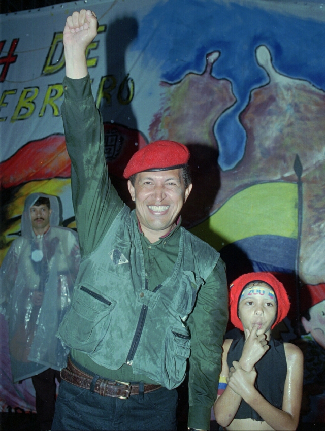 El 6 de diciembre de 1998 el entonces candidato Chávez celebra junto a su esposa, Marisabel Gutiérrez, su triunfo presidencial.