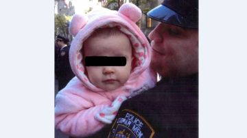 Una foto sin fecha facilitada por la familia, y que presentó la defensa de Gilberto Valle como evidencia, muestra al policía junto a su hija.