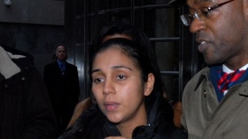 La guardia de una prisión federal Nancy González está acusada de tener una relación sentimental con un recluso.
