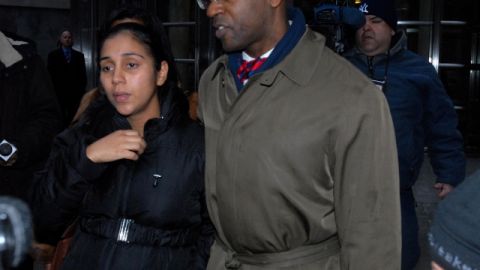 La guardia de una prisión federal Nancy González está acusada de tener una relación sentimental con un recluso.