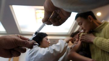 Las autoridades de Salud de Nueva York dicen que la vacunación es la mejor defensa contra la meningitis.