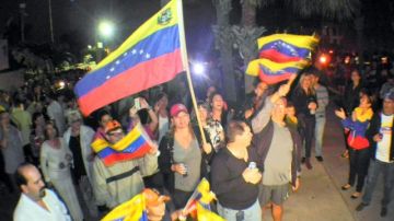 Venezolanos en Miami salieron a las calles tras conocer la noticia de la muerte del presidente Hugo Chávez.