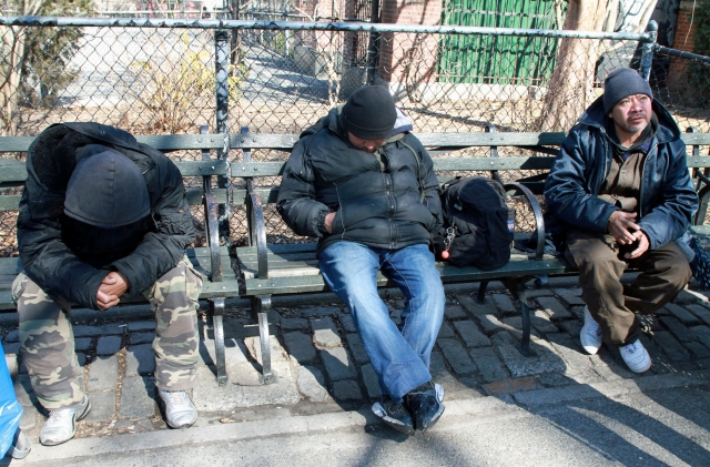 Varios desamparados toman un descanso en en un parque del East Village.