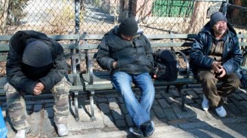 Varios desamparados toman un descanso en en un parque del East Village.