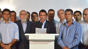 Henrique Capriles (en la foto, con todos sus colaboradores) parece ser el candidato natural de la oposición venezolana.