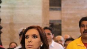 Los presidentes de Argentina (izq.), Bolivia (der.), y Uruguay montaron una guardia de honor frente al ataúd con los restos de Hugo Chávez.