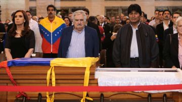 Los presidentes de Argentina (izq.), Bolivia (der.), y Uruguay montaron una guardia de honor frente al ataúd con los restos de Hugo Chávez.