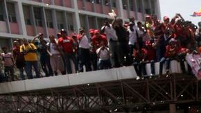 Tras un recorrido de horas por el paseo de los Próceres, el ataúd con el cuerpo de Hugo Chávez llegó a la Academia Militar de Caracas.