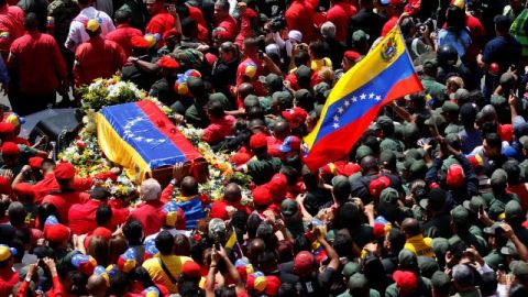 Al frente del cortejo y vistiendo una chaqueta amarilla, azul y roja caminaba lentamente el vicepresidente Nicolás Maduro, de 50 años, junto al mandatario boliviano Evo Morales.