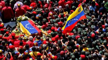 Al frente del cortejo y vistiendo una chaqueta amarilla, azul y roja caminaba lentamente el vicepresidente Nicolás Maduro, de 50 años, junto al mandatario boliviano Evo Morales.
