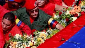 Una guardia militar de honor, funcionarios de gobierno, un sacerdote católico y la familia de Chávez despidieron el féretro cubierto por la bandera venezolana.