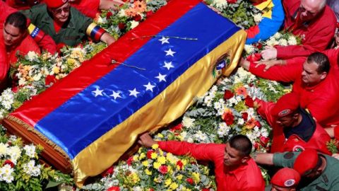 Una guardia militar de honor, funcionarios de gobierno, un sacerdote católico y la familia de Chávez despidieron el féretro cubierto por la bandera venezolana.