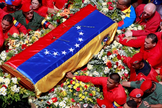 Una guardia militar de honor, funcionarios de gobierno, un sacerdote católico y la familia de Chávez despidieron el féretro cubierto por la bandera venezolana.